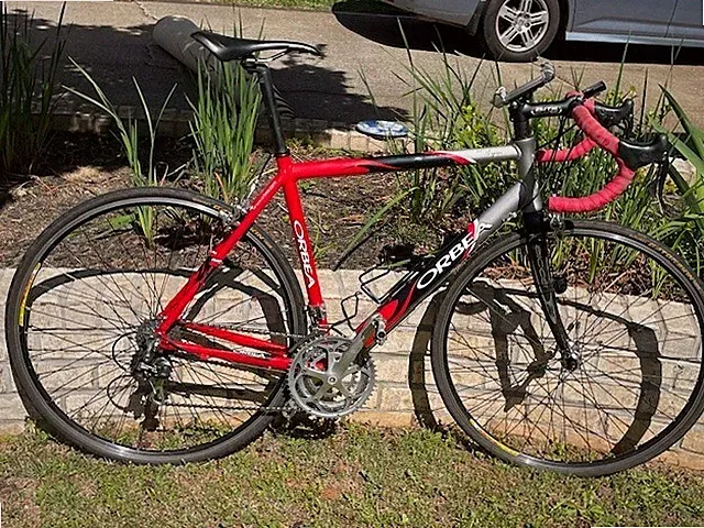Orbea 27 speed red and black used road bike with odometer and phone holder